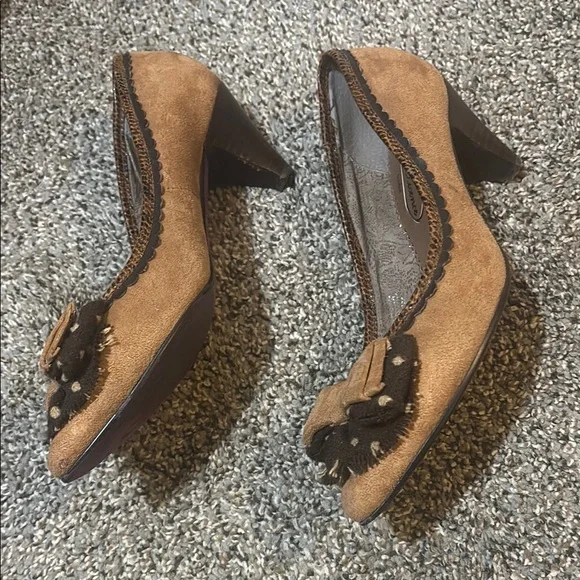 Poetic License women’s size 8 39 Tan and Brown low heel with Bow Detail - Picture 4 of 7